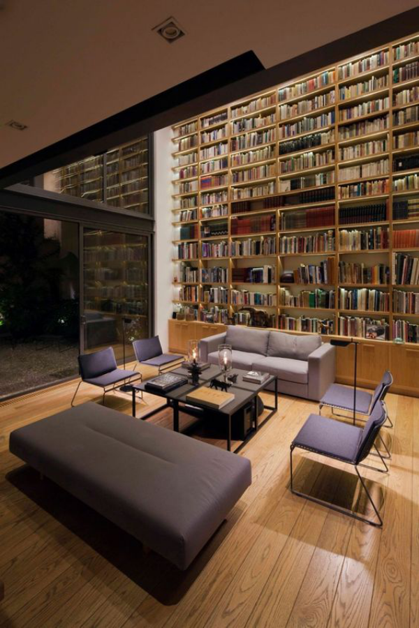 Moderne Hausbibliothek schicke Raumatmosphäre künstliches eingebautes Licht Akzente