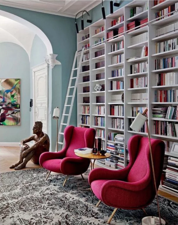 Moderne Hausbibliothek schickes Design Sessel in Weinrot Skulptur Leiter