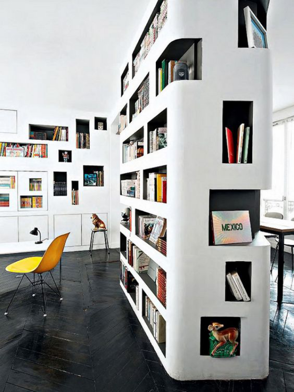 Moderne Hausbibliothek schickes Design weiße Regale ansprechende Atmosphäre