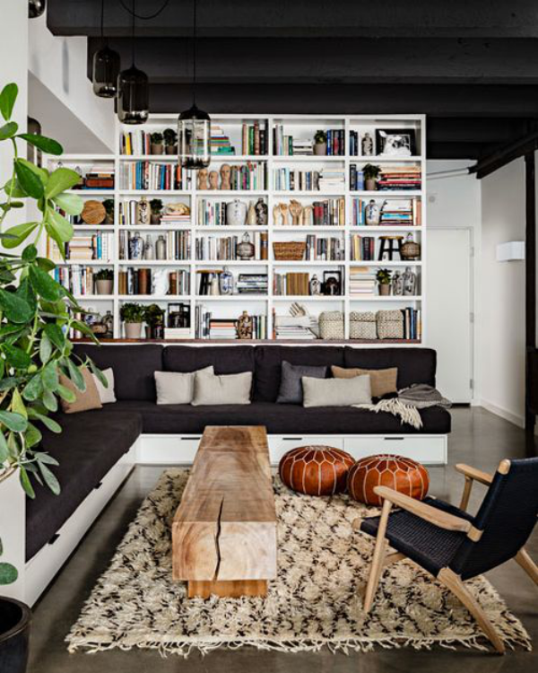 Moderne Hausbibliothek zwischen Klassik und Romantik gemütliches Ambiente Lederpuffs grüne Zimmerpflanze