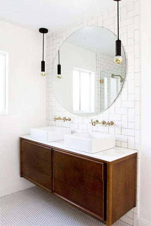 Modernes Licht im Bad Doppelwaschtisch runder Wandspiegel zwei Hängeleuchten schickes Design