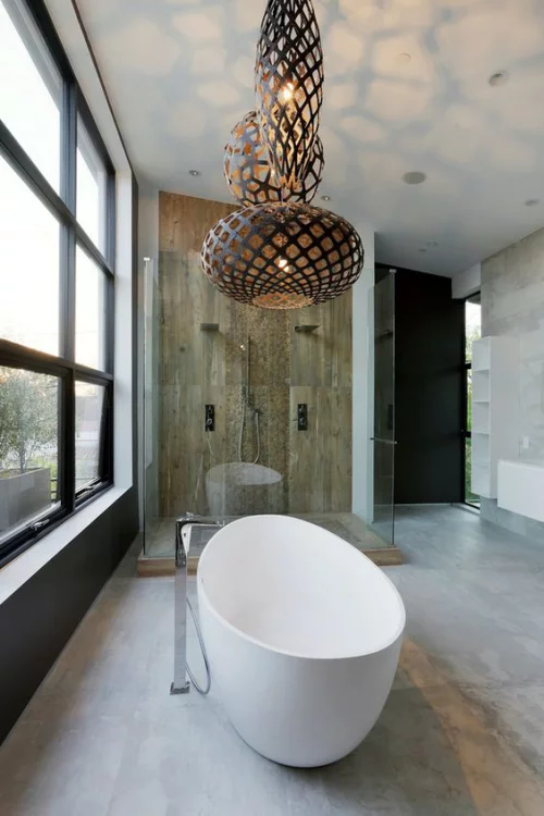 Modernes Licht im Bad großer Raum Kronleuchter über der Badewanne märchenhafte Atmosphäre