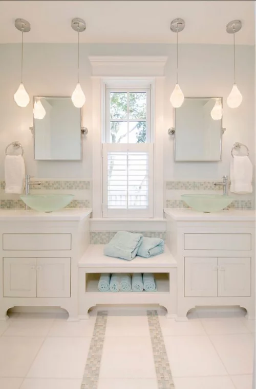 Modernes Licht im Bad schicke Hängeleuchten großer Spiegel weiche Badetücher ein definitives Spa Feeling