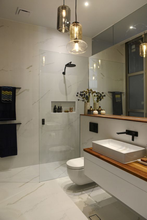 Modernes Licht im Bad schickes Baddesign großer Raum clever ausgesuchte Badbeleuchtung