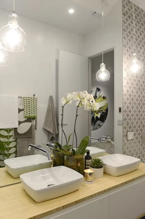Modernes Licht im Bad weiße Orchidee schicke Pendelleuchten großer Wandspiegel
