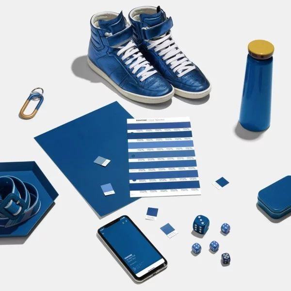 Pantone Farbe des Jahres 2020 klassisches Blau Classic Blue Turnschuhe