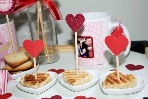 Romantische Tischgestaltung Waffeln Valentinstag Frühstück