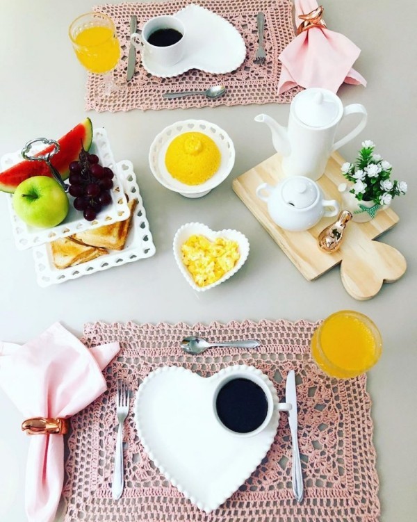 Valentinstag Frühstück - Ordnung auf dem Tisch