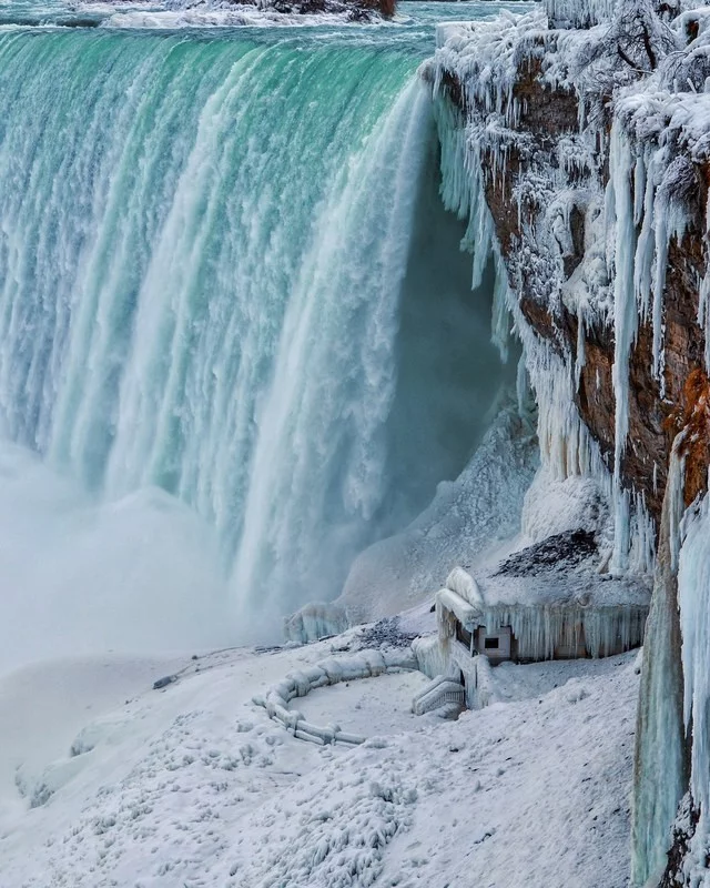 Winterwunderland Niagara Falls im Winter zugefrorenes Wasser zahlreiche Eiszapfen