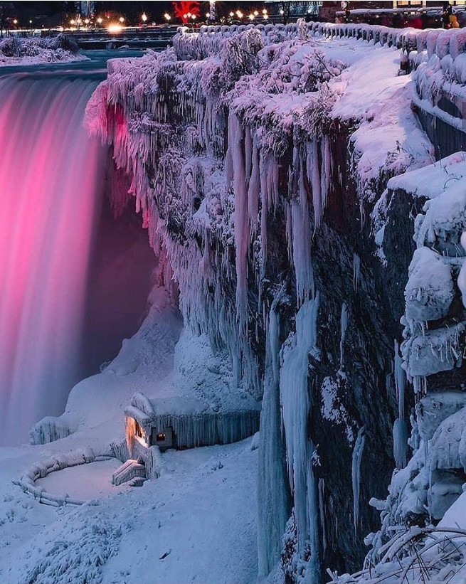 Winterwunderland Niagara Falls tags-und nachtsüber wunderschön