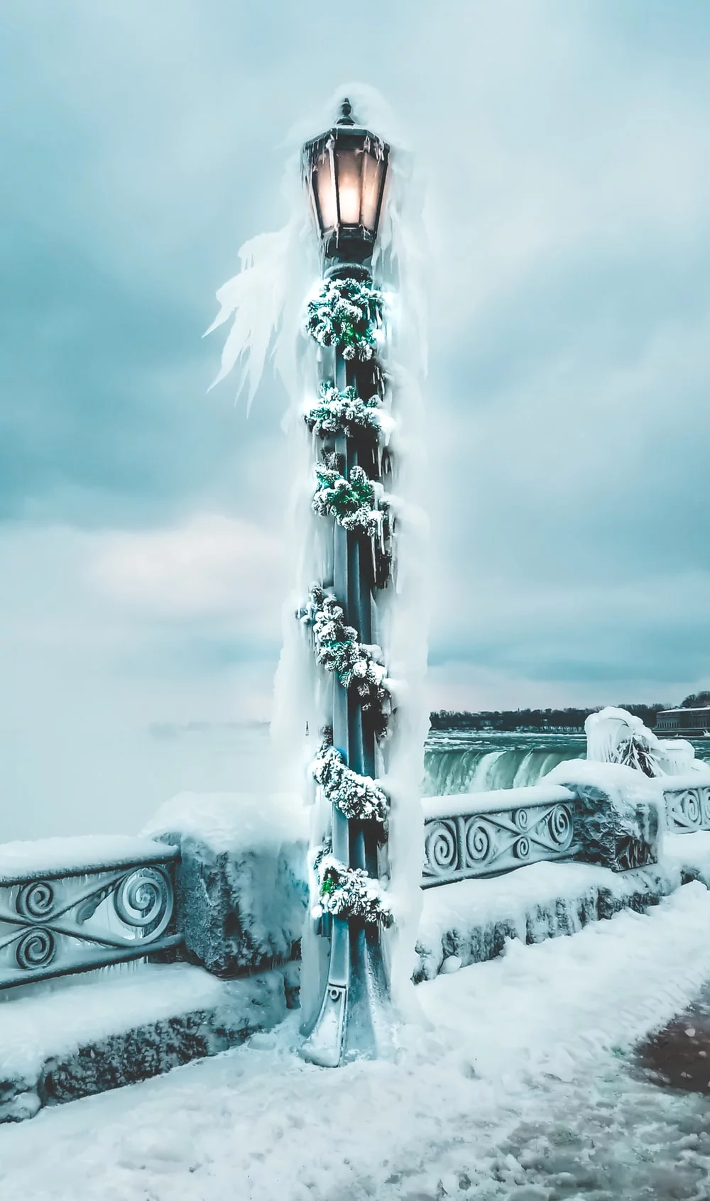Winterwunderland Niagara Falls viele dramatische Bilder im Winter