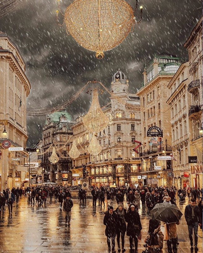 Winterwunderland Wien Österreich nasse Straßen durchqueren bei Minus Grad Temperaturen