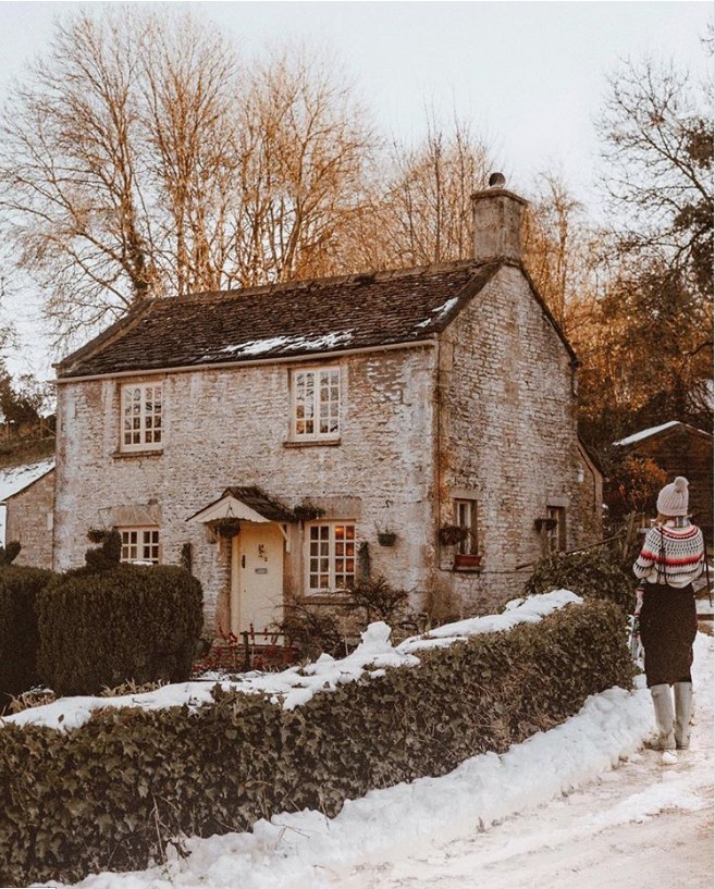Winterwunderland altes verfallenes Häuschen in Somerset England