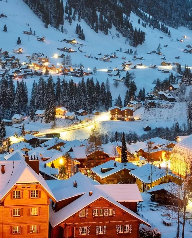 Winterwunderland viel Schnee Lichter Alpendorf Adelboden in der Schweiz im Winter