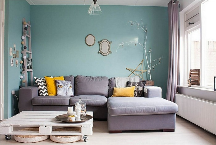 graues sofa brüne wand gemütliches wohnzimmer
