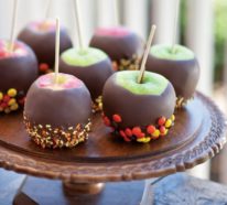 Traditionelle Apfelplätzchen und Schokoäpfel für Ihr farbenfrohes Karnevalsbuffet zubereiten