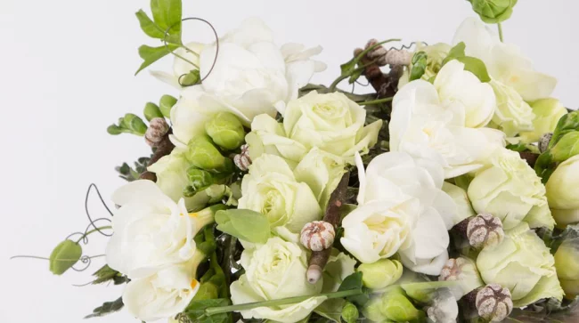 Bei verschiedenen feierlichen Anlässen, vor allem bei Hochzeiten, gestaltet man schöne Tischdeko mit zarten weißen Blumen.