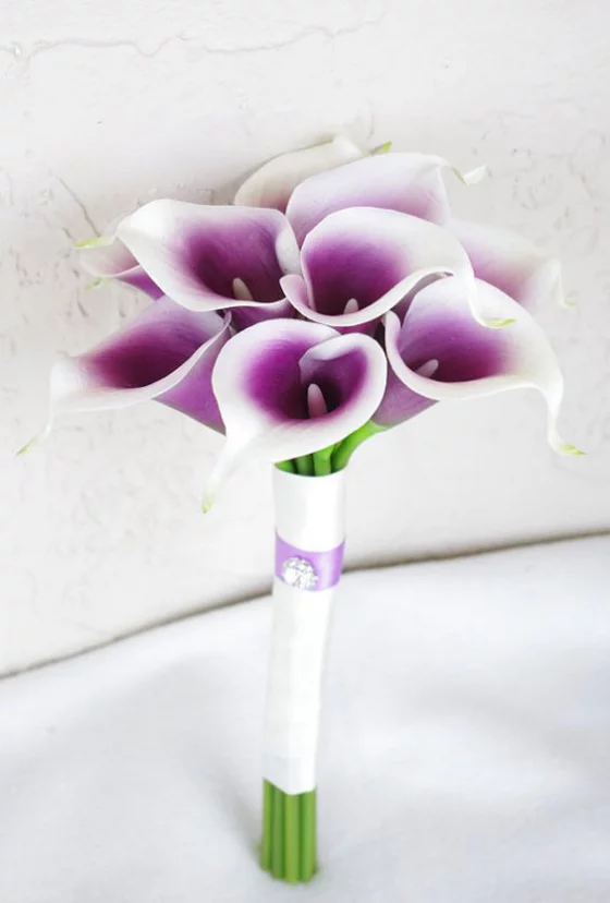 Blumen zum Valentinstag Callas in Weiß und Lila Bouquet tiefe Gefühle zum Ausdru