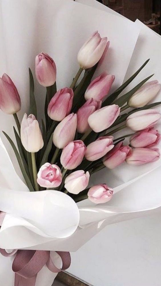 Blumen zum Valentinstag rosafarbene Tulpen im Bouquet verzaubernd