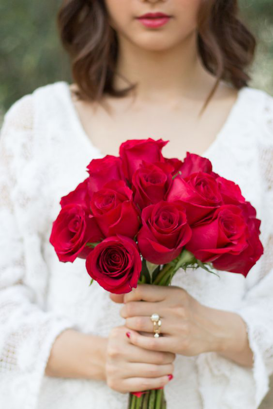 Blumen zum Valentinstag schöner Strauß rote Rosen sagen mehr als tausend Worte