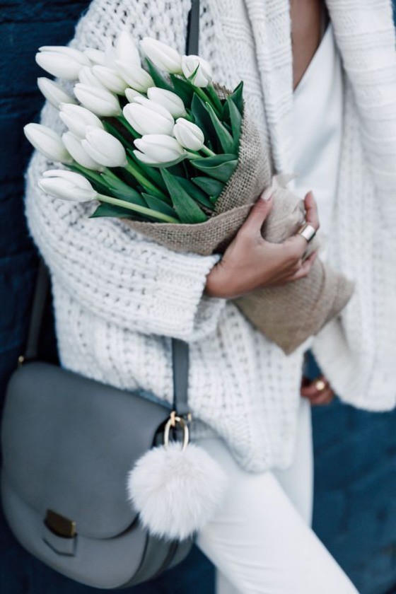 Blumen zum Valentinstag weiße Tulpen Sinnbild für zeitlose Liebe