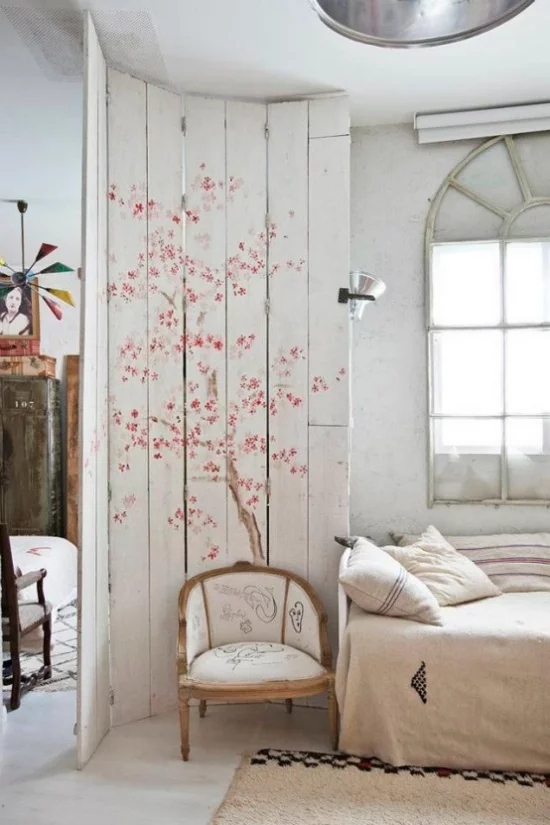  Frühlingsdeko mit Kirschblüten Paravent schmücken mit Blüten im Schlafzimmer