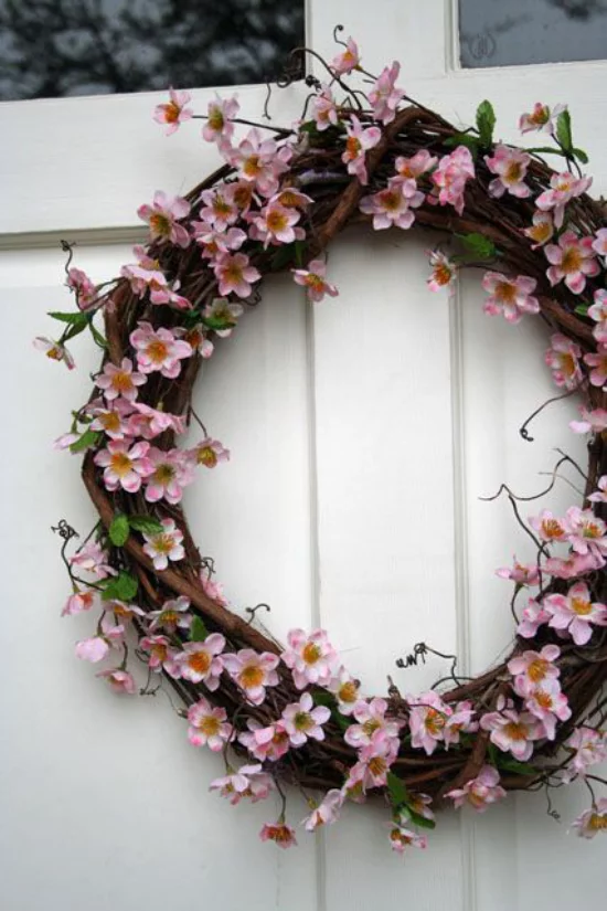 Frühlingsdeko mit Kirschblüten Türkranz einladend und stilvoll zugleich