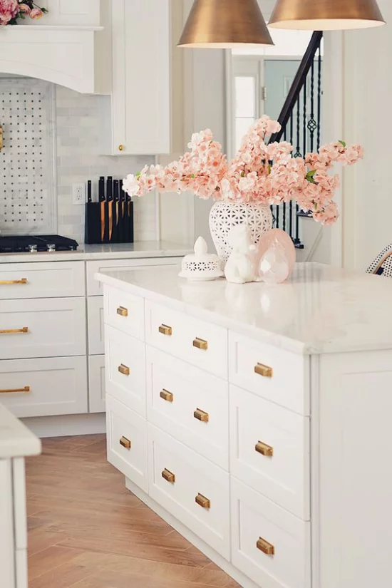 Frühlingsdeko mit Kirschblüten Vase mit Blüten auf der Kücheninsel