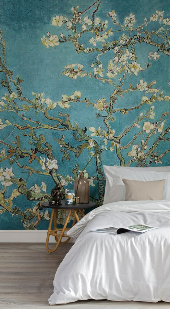 Frühlingsdeko mit Kirschblüten Wandtapete blaugrüner Hintergrund weiße Blüten im Schlafzimmer