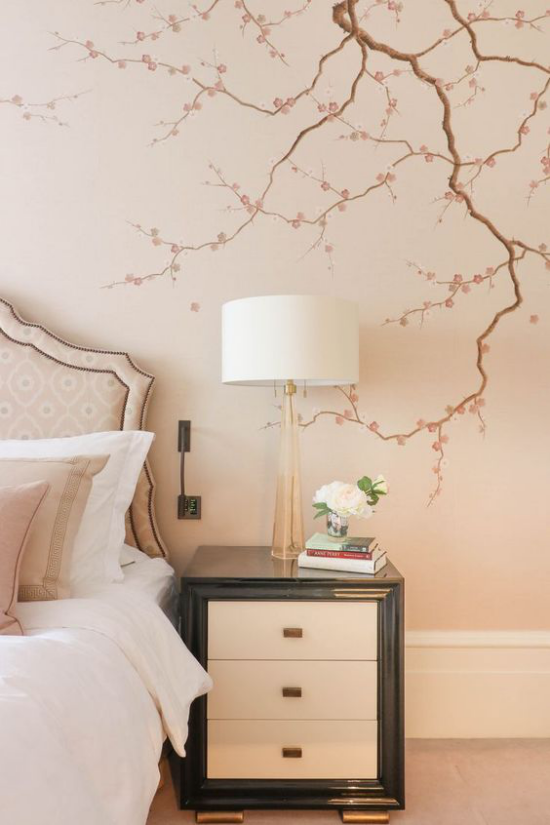Frühlingsdeko mit Kirschblüten Wandtattoo im Schlafzimmer hellrosa Hintergrund