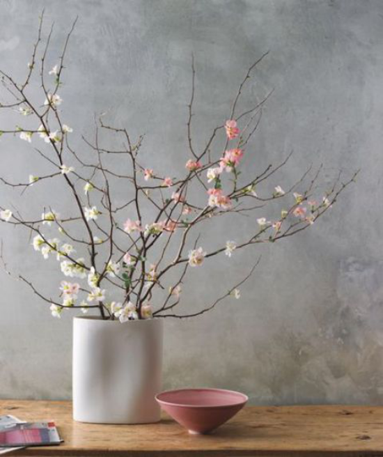 Frühlingsdeko mit Kirschblüten minimalistisches Design weiße Vase weiße und rosa Blüten kleine rosa Schüssel daneben