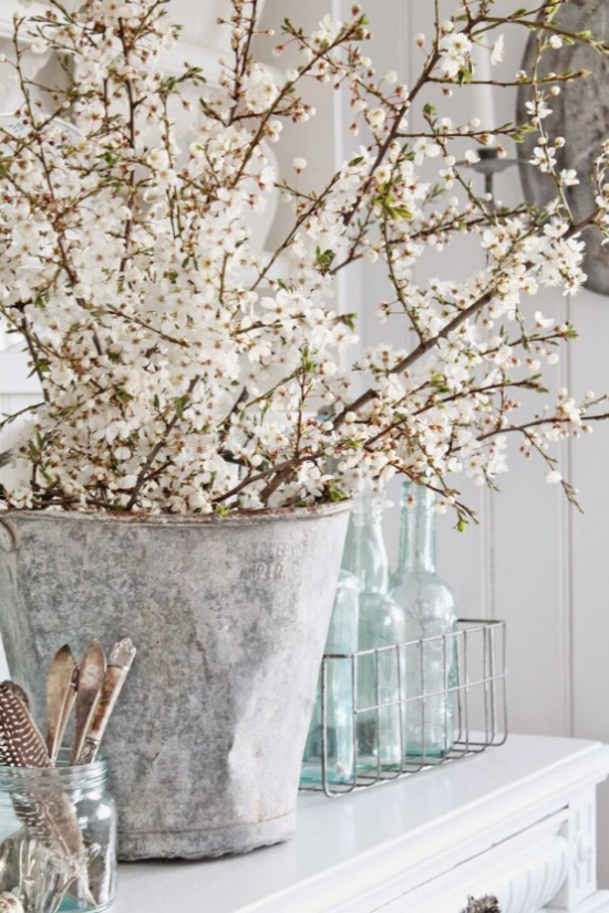 Frühlingsdeko mit Kirschblüten rustikale Deko viele Zweige weiße Blüten im alten Eimer