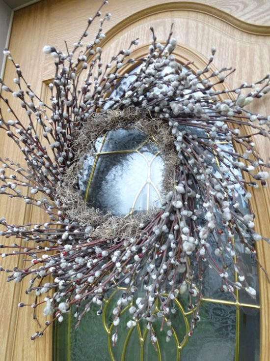 Frühlingsdeko mit Weidenkätzchen Kranz selber binden an die Haustür hängen