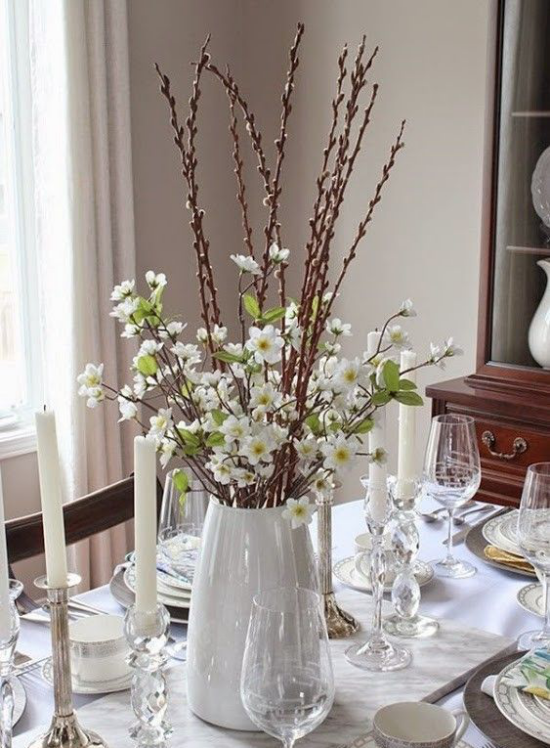 Frühlingsdeko mit Weidenkätzchen in weißer Vase echtes Highlight festlich dekorierter Esstisch