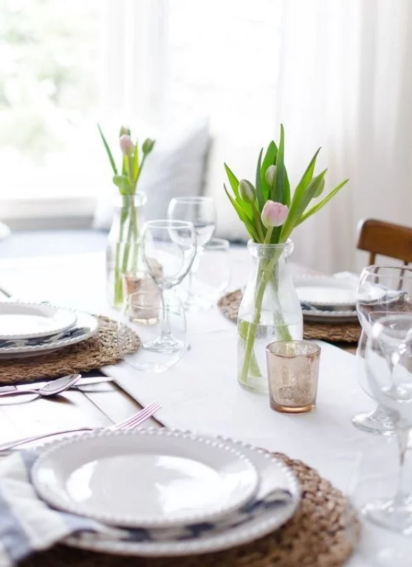 Kleine Vasen mit Tulpen - Tischdeko Ideen - Frühlingsdeko im Glas