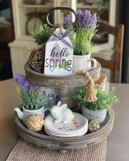 Küche frühlingshaft dekorieren Etagere weißer Hase Kräuer in Töpfen heißen den Frühling willkommen