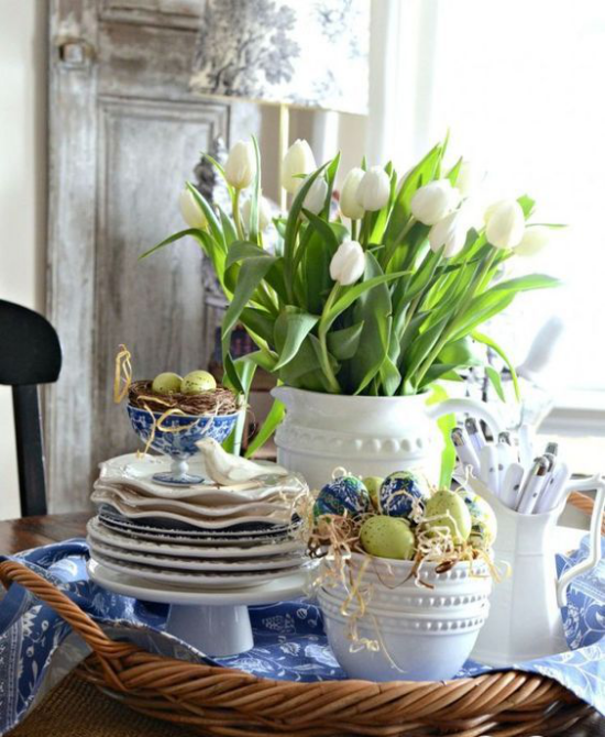 Küche frühlingshaft dekorieren Geschirr in Weiß und Blau der absolute Klassiker weiße Tulpen viel Grün