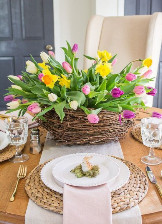 Küche frühlingshaft dekorieren Korb mit Tulpen und Narzissen auf dem Esstisch richtiger Hingucker bessere Laune