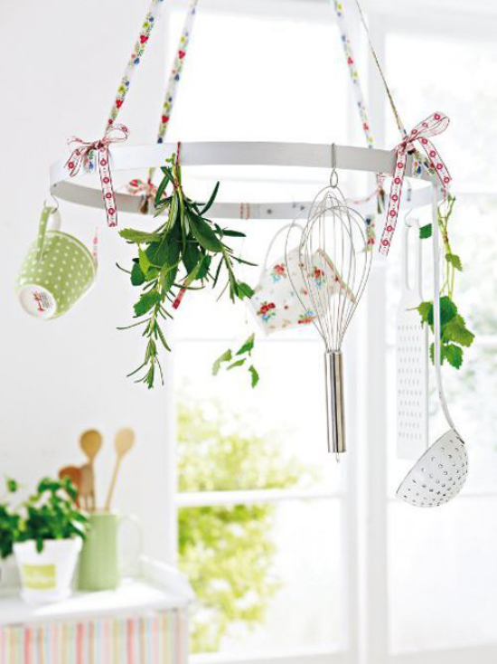 Küche frühlingshaft dekorieren Topf-Rack von der Decke hängend mit Blumen und Grün geschmückt