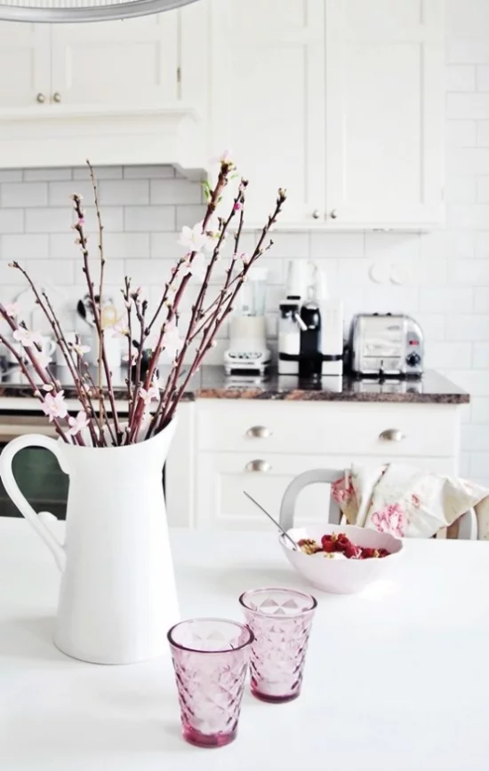 Küche frühlingshaft dekorieren Weidenkätzchen in weißer Porzellankanne hinreißend aussehen