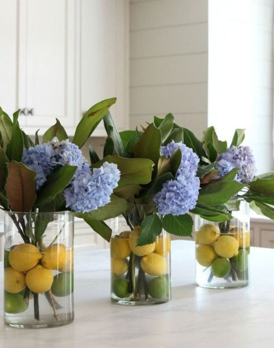 Küche frühlingshaft dekorieren blaue Hortensien in drei Gläsern gelbe Zitronen im Wasser