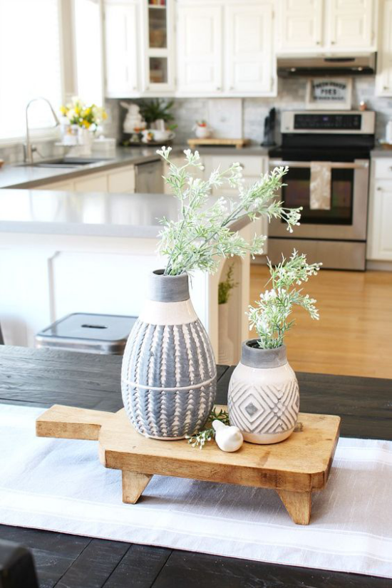 Küche frühlingshaft dekorieren elegante Vasen mit etwas Grün gefüllt Blickfang