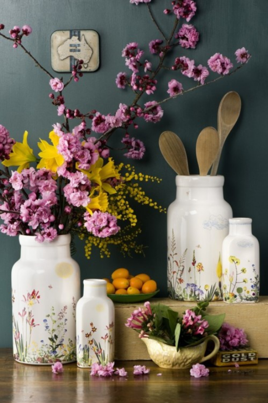 Küche frühlingshaft dekorieren frohe Farben elegante Vasen Utensilien blühende Zweige gelbe Narzissen Zitronen in Schale