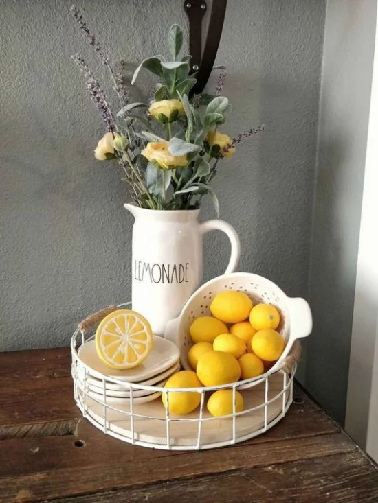Küche frühlingshaft dekorieren gelbe Zitronen gelbe Rosen etwas Grün in der Ecke der Küche Blickfang