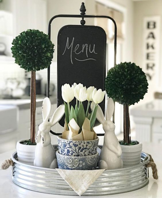 Küche frühlingshaft dekorieren künstliches Grün Menütafel zwei weiße Hasen weiße Tulpen