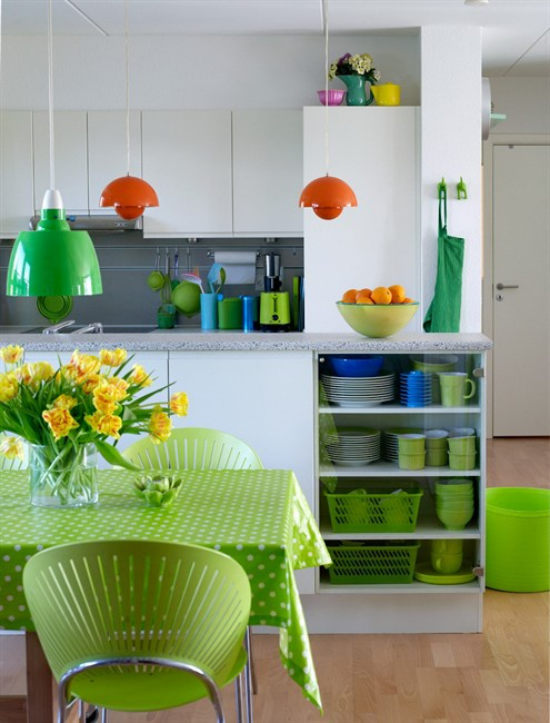 Küche frühlingshaft dekorieren modern und praktisch eingerichtet Grün dominiert Vase
