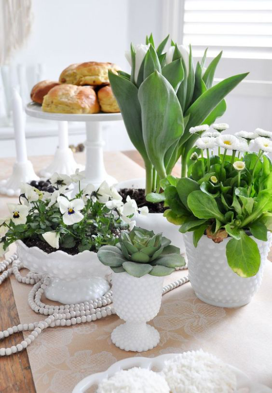 Küche frühlingshaft dekorieren stilvoll Deko Esstisch weißes Porzellangeschirr Astern Tulpen Stiefmütterchen Etagere