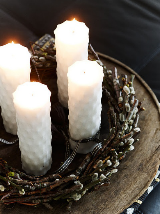 Liebe und Romantik sind in der Luft! Eine hervorragende Deko Idee mit einem Kranz aus Weidenkätzchen und weißen Kerzen.