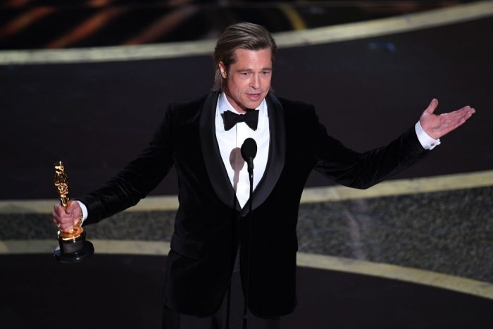 Oscars 2020 Brad Pitt bester Nebendarsteller auf der Bühne in bester Laune feines Humorgefühl