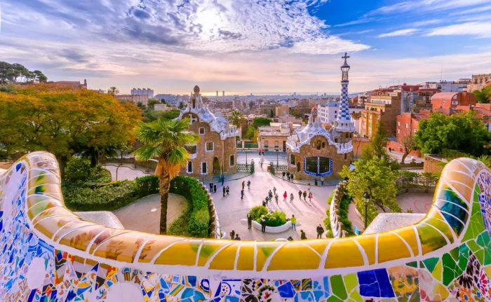 Reiseziele für Romantiker Barcelona Park Güell ein Bauwerk von Gaudi